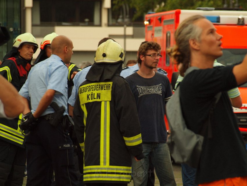 2 Denkmalkletterer hielten Feuerwehr und Polizei in Trapp Koeln Heumarkt P187.JPG